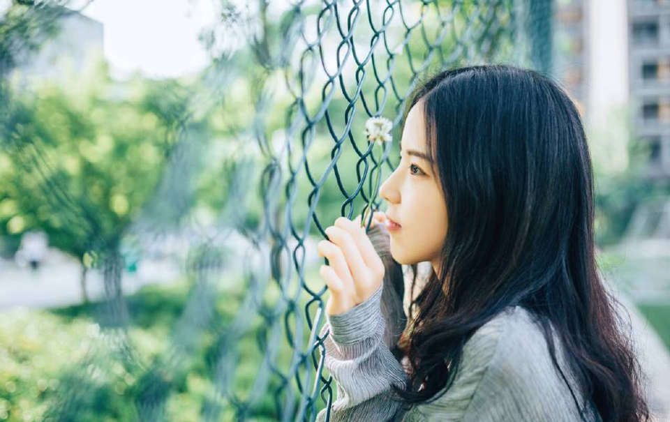 爱情是彩色气球，无论颜色如何艳丽，经不起针尖轻轻一刺。